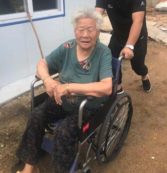 工投公司为马庙村生活困难老人提供轮椅援助